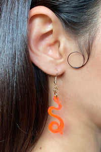 Small Serpentine Earrings - Neon Pink